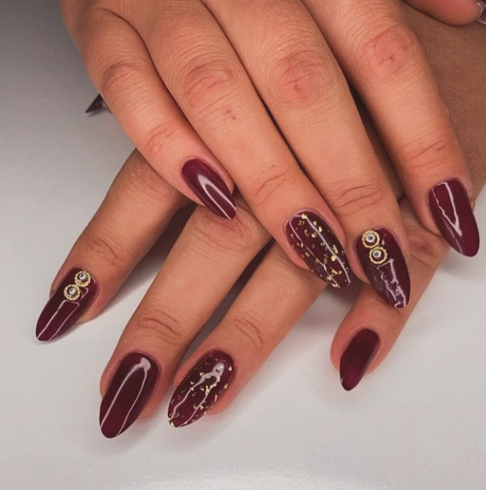 Bordo ve altın detaylı nail art uygulaması